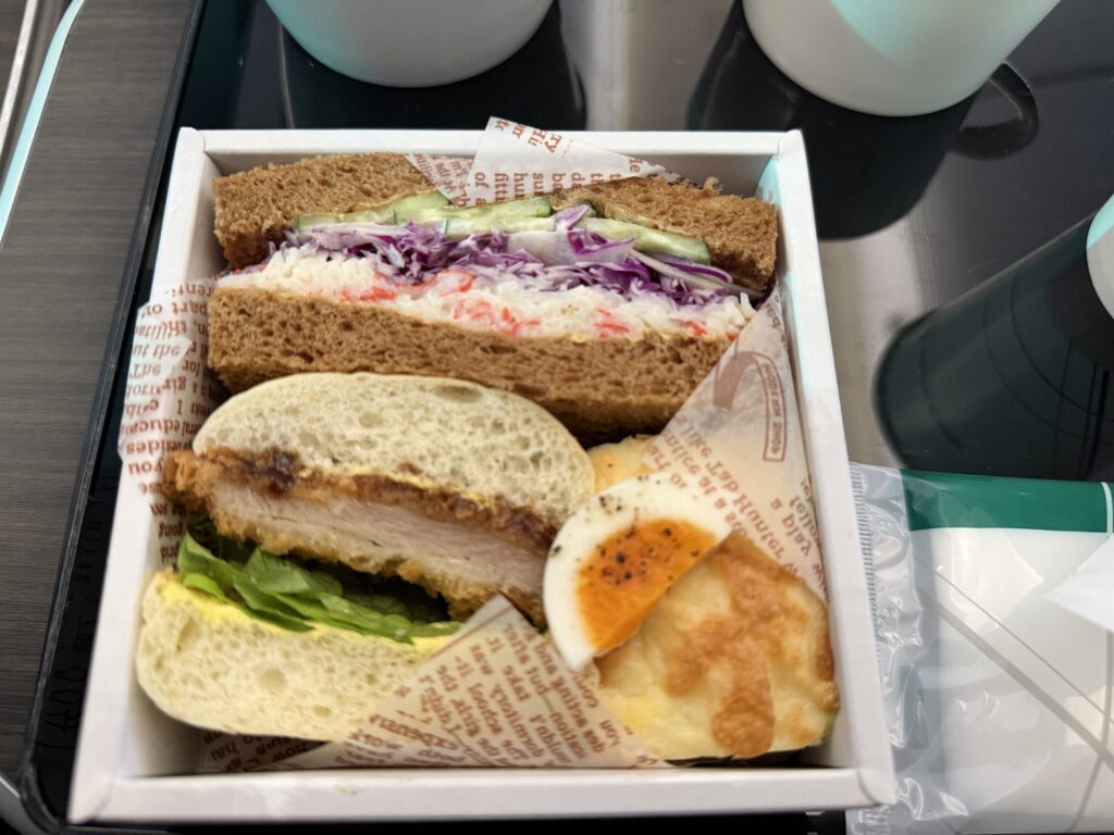 便によって、和食弁当やサンドイッチなど内容が変わります